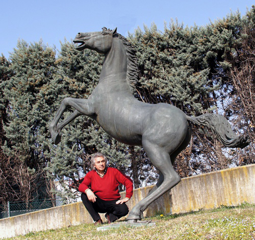 Equestrian statue, Paese (TV)