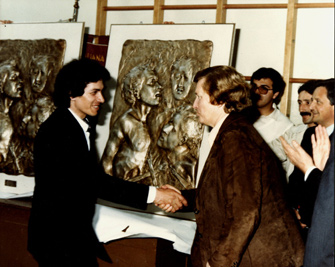 Der Künstler Marbal mit dem Herrn Minister Tina Anselmi